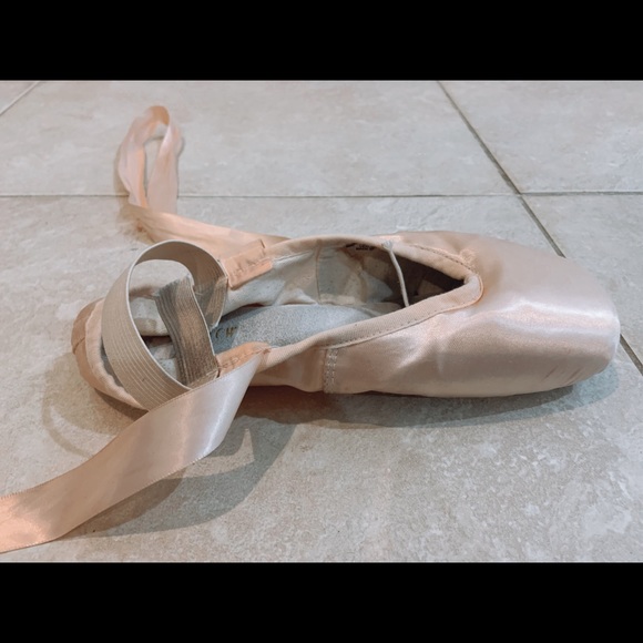 POINTE SHOES - Picture 2 of 8